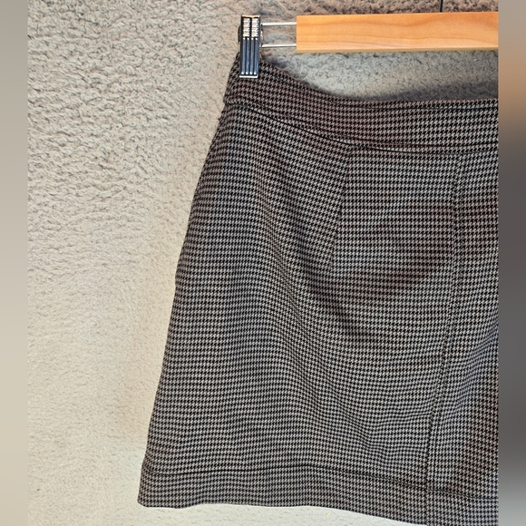 Treasure & Bond Women's Mini Skirt Sz M Black-Gray Houndstooth Front Button - Picture 7 of 10